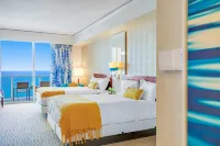 Beachfront Retreat with Balcony and Amazing Pool - Luxurious Getaway