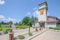 Super 8 by Wyndham Houghton Lake Hotel a Lake Township