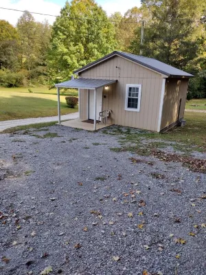 Big Mountain Cabin 3 w/ direct access to Windrock Hotels in Morgan County