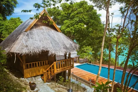 Phi Phi Phu Chalet Resort Отели рядом с достопримечательностью «Nui Bay»
