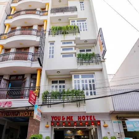 You & Me Hotel & Apartment Отели рядом с достопримечательностью «Храм Кита»