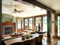 Lakefront Vacation Home on Lake Elmore فنادق في Elmore