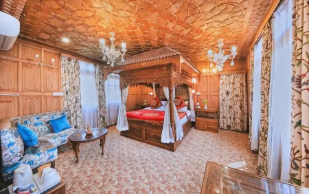 Kolu Group of Houseboats