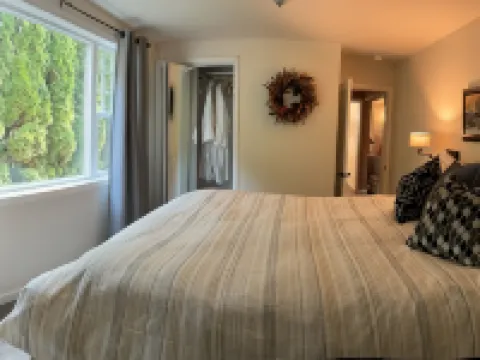 Great Location, Relax by Sandpoint City Beach Park or Shop Downtown Hotels in Sandpoint