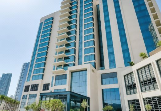 비다 에미레이츠 힐스의 밝고 현대적인 로비 공간