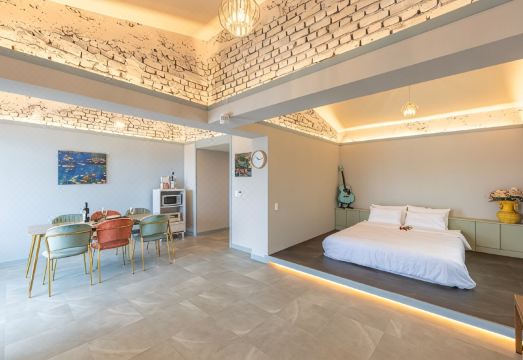 여수 백야스테이의 야외 수영장 전경