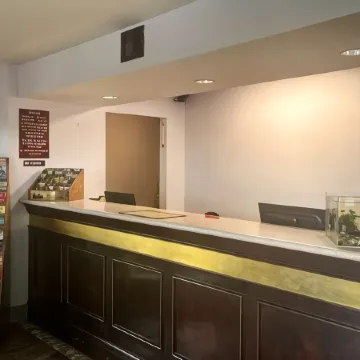 Studio 6 Suites Louisville KY  Airport Expo Center Отели рядом с достопримечательностью «Сикс Флэгз Кентакки Кингдом»