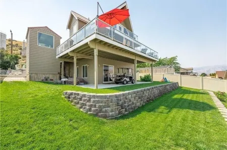 Sun Cove - Lake Entiat Getaway - 3 bedroom + loft with lake views! Отели рядом с достопримечательностью «Парк штата Дарога»