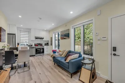 Brand-New Cozy & Spacious 2 Bed/1 Full Bathroom Laneway House UBC Extended Learning周辺のホテル