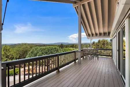 Large 500 square ft studio with private garage in a very quiet cul-de-sac