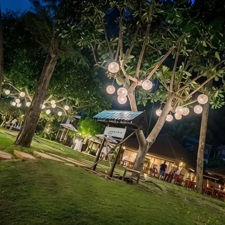 Centara Ao Nang Beach Resort & Spa Krabi Отели рядом с достопримечательностью «Пляж Рейли»