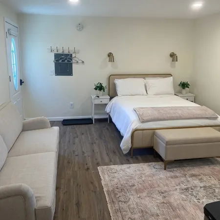 Chic studio hideaway in Riverdale with AC, Wifi