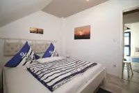 Sauna, fireplace, SKY TV, V&B whirlpool, WLAN, lake view, close to the Baltic Sea, LAST MINUTE