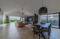 Stylish Home w/ Private Spa, Indoor & Outdoor Fire - Villas
