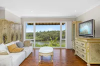 River View Oasis: Spacious 3-Bed House with Pool - บังกะโล