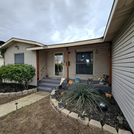 3-bedroom house in Delightful Del Rio, Texas with WiFi , AC. Come take a look.