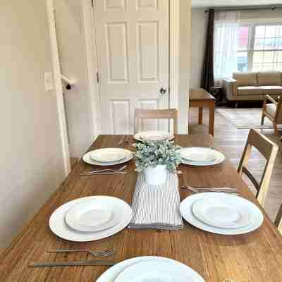 Cozy Modern Farmhouse Prime Lakeview Location Dining/Meeting Rooms