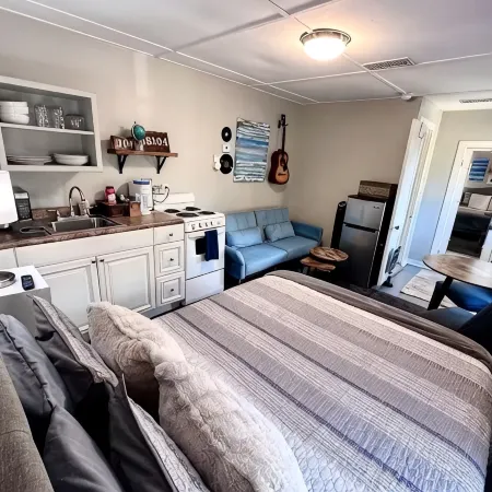 The Back House - Midtown Memphis Guest House with Private Entrance & Backyard