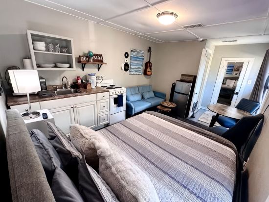 The Back House - Midtown Memphis Guest House with Private Entrance & Backyard