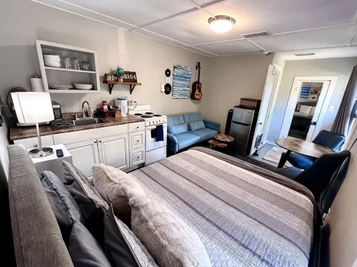 The Back House - Midtown Memphis Guest House with Private Entrance & Backyard