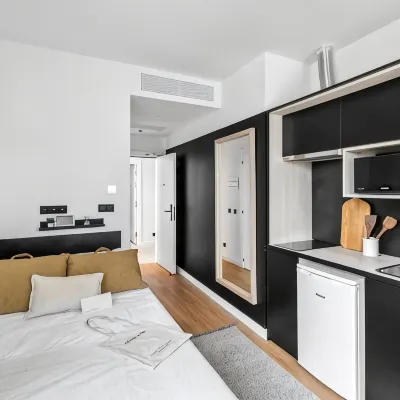 Home and CoLiving Pamplona Hotel berhampiran El Sadar Stadium