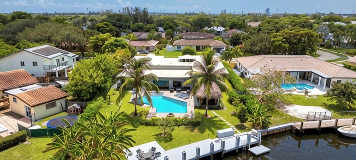 Complete Tropical Staycation,Heated Pool, Pool Table, 5 Bedrooms, 9 Beds, 4 Bath Hotels in Plantation