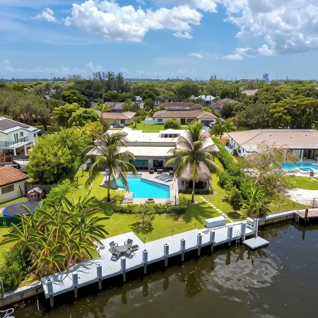 Complete Tropical Staycation,Heated Pool, Pool Table, 5 Bedrooms, 9 Beds, 4 Bath