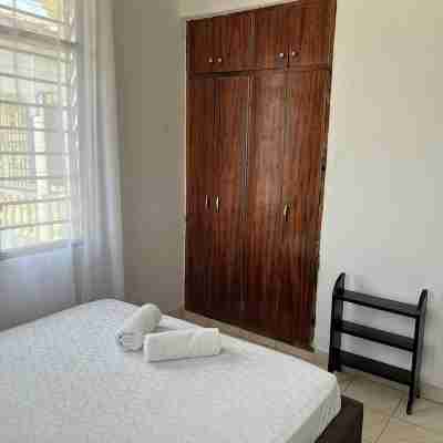 Spacious 1bedroom apartment in Nyali Mombasa /hotshower/washing machine /wifi Rooms