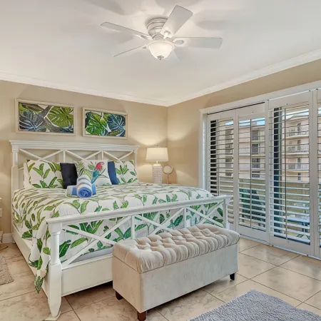 Luxury condo located directly on Siesta Key Beach