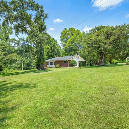 3 bedroom 2 bath home located minutes from Keowee Mariana, shopping and Clemson