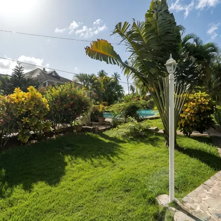 Chic-1 bed apt inside lux condo w/wifi, AC, pool, tropical gardens!
