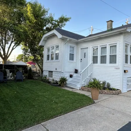 Black sheep cottage!Charming 2-bedroom cottage in peaceful West Allis