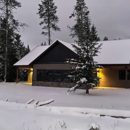 Cozy 3-bedroom cabin in tranquil Donnelly with WiFi, AC