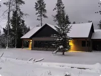 Cozy 3-bedroom cabin in tranquil Donnelly with WiFi, AC - 샬레 호텔