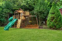 Private estate w/ hot tub, sauna, game room, theater, pickleball & epic views