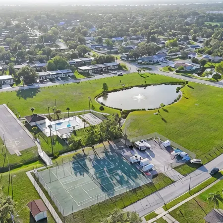 Charming 2-bedroom villa in Seminole with pool, WiFi and AC