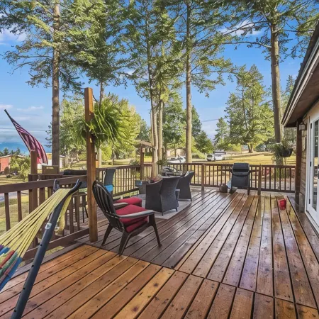 Cabin near Flathead Lake is walking distance to food, shopping and lake view.