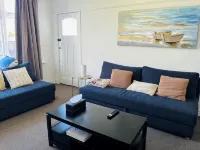 Pretty Villa Close to St Clair Beach Private Parking - วิลล่า