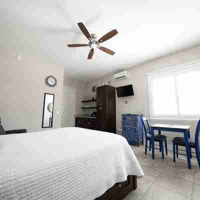 Key West Style Cottage - with pool/hot-tub Rooms