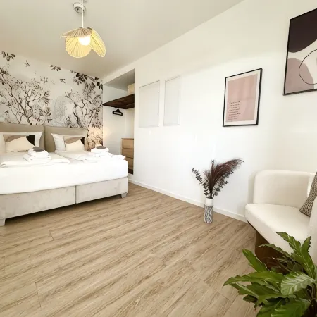 Modern, Zentrumsnah mit Parkplatz und Balkon