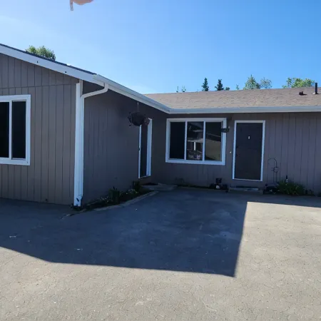 Cozy in Kenai Close to mouth of Kenai River and Beach access.
