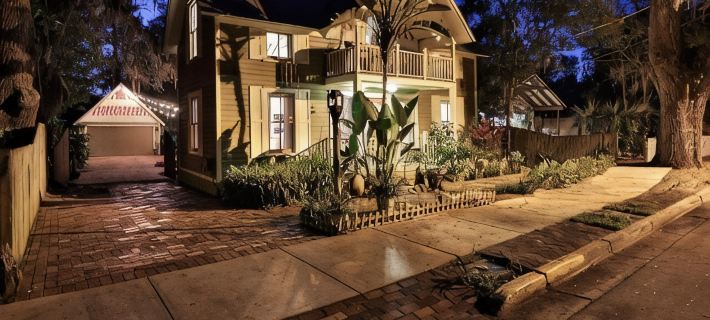 Fully fenced in backyard, close to downtown, marina, bars, and shops. Hotels in Sankt Augustine