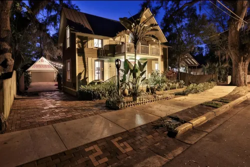 Fully fenced in backyard, close to downtown, marina, bars, and shops. - Country Houses