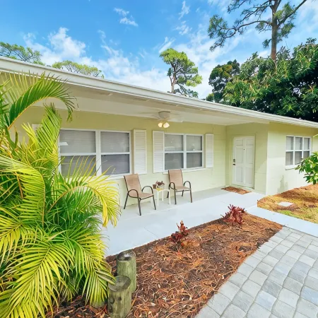 Riverside Retreat - 3 Kayaks, minutes from the beach, shops and great food!