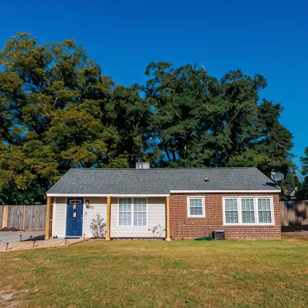 3 Queen Beds, 2 Min to Fairgrounds, Fenced Yard