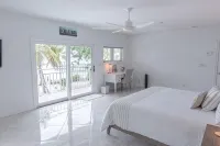 BEACHFRONT POOL HOME - Boutique