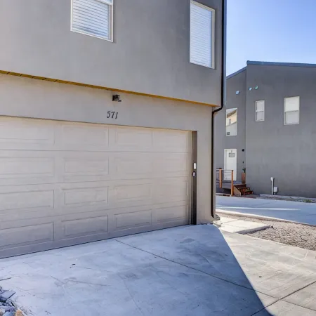Bright & Spacious Modern Home • Mountain Views  • Lic: 331222