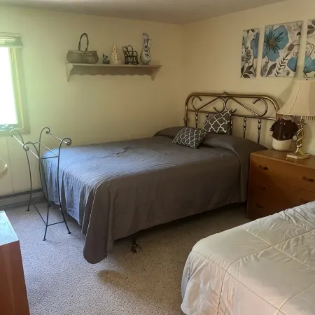 Roomy ski condo next to Mt. Snow, on the mover bus, with hot tub and sauna!