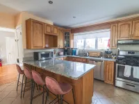 Tufts 4BD/2BA - 5.MIN to Harvard&Boston / Free Parking / Walk to Subway Hotels in Somerville