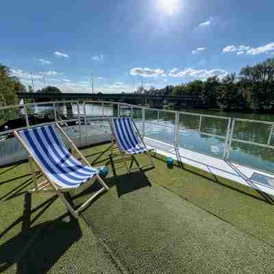 Cosy and convivial houseboat Others